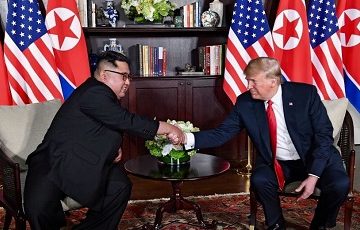 Trump_and_Kim_shaking_hands_in_the_summit_room