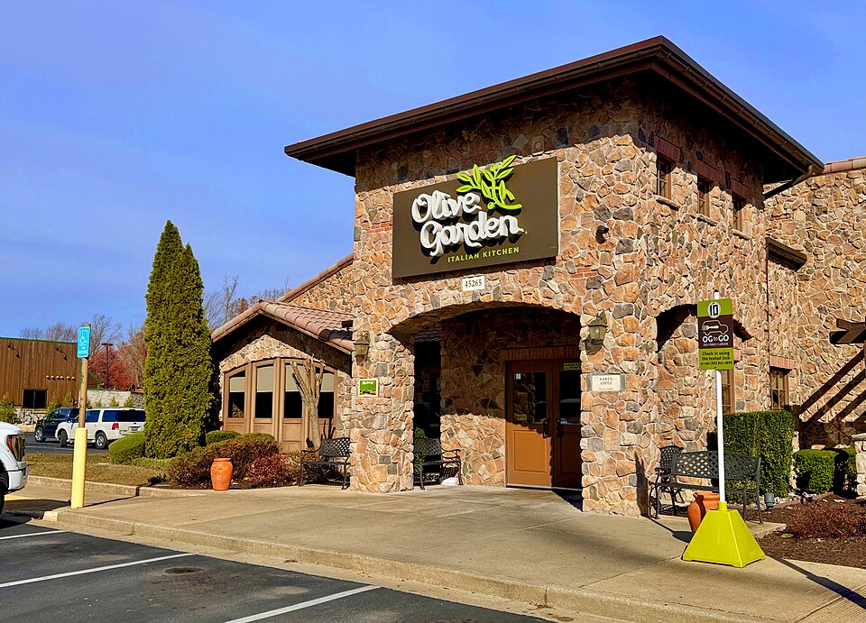 The outside of an Olive Garden restaurant